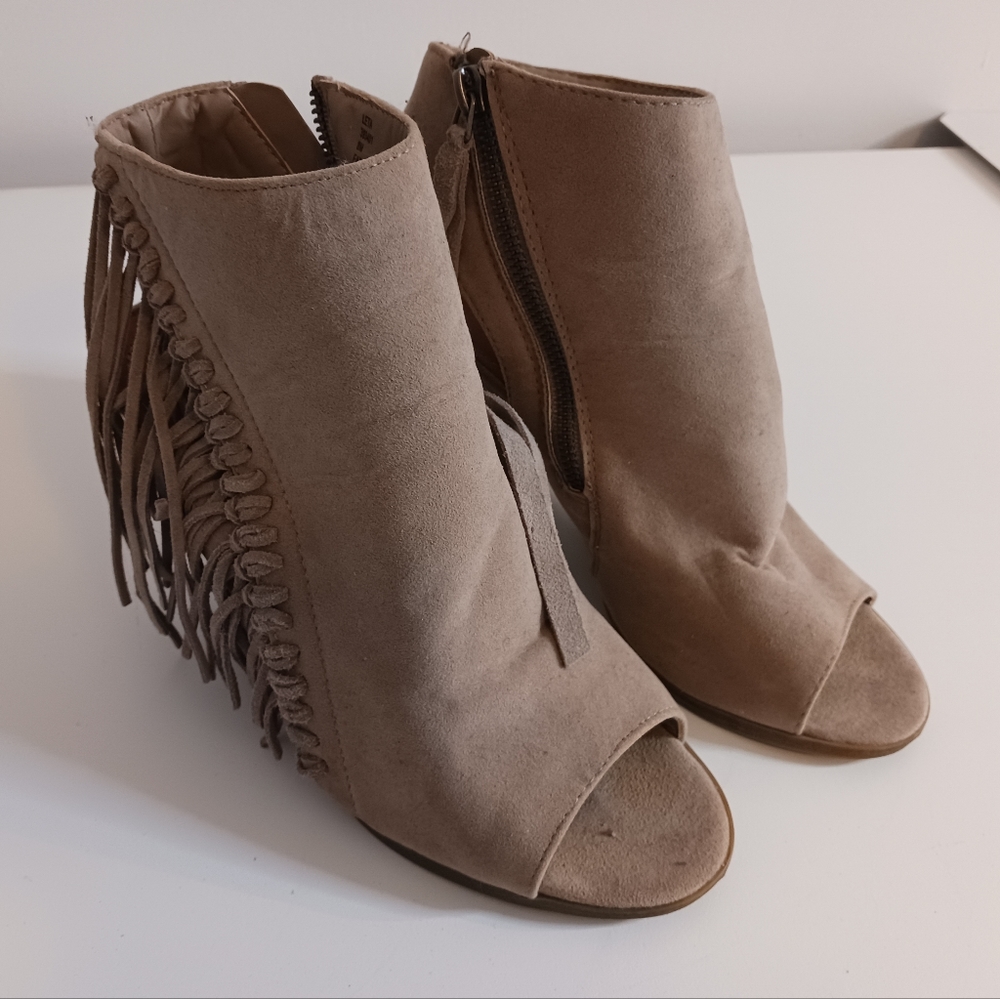 Women's size 8 Western style sling back with fringe.